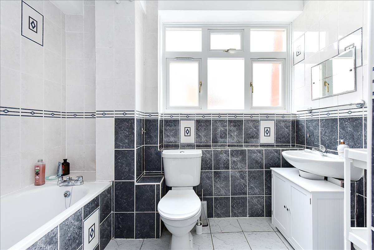 tiled, bathroom, rental, lettings, wc1, three, bed, bloomsbury
