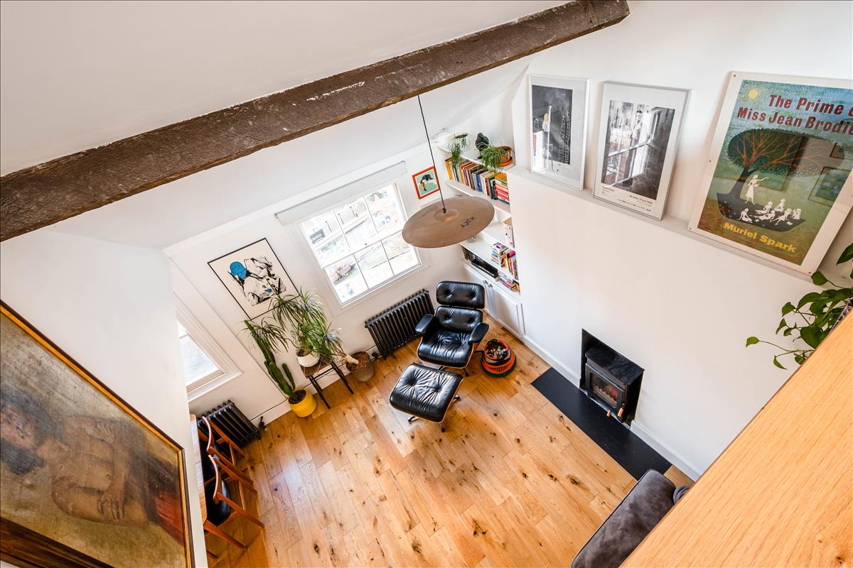 Top floor period apartment for sale in WC1