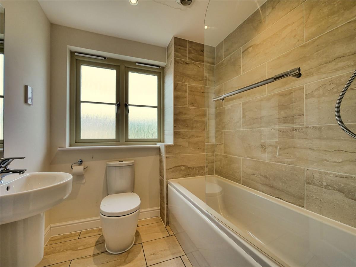 65 night Family Bathroom