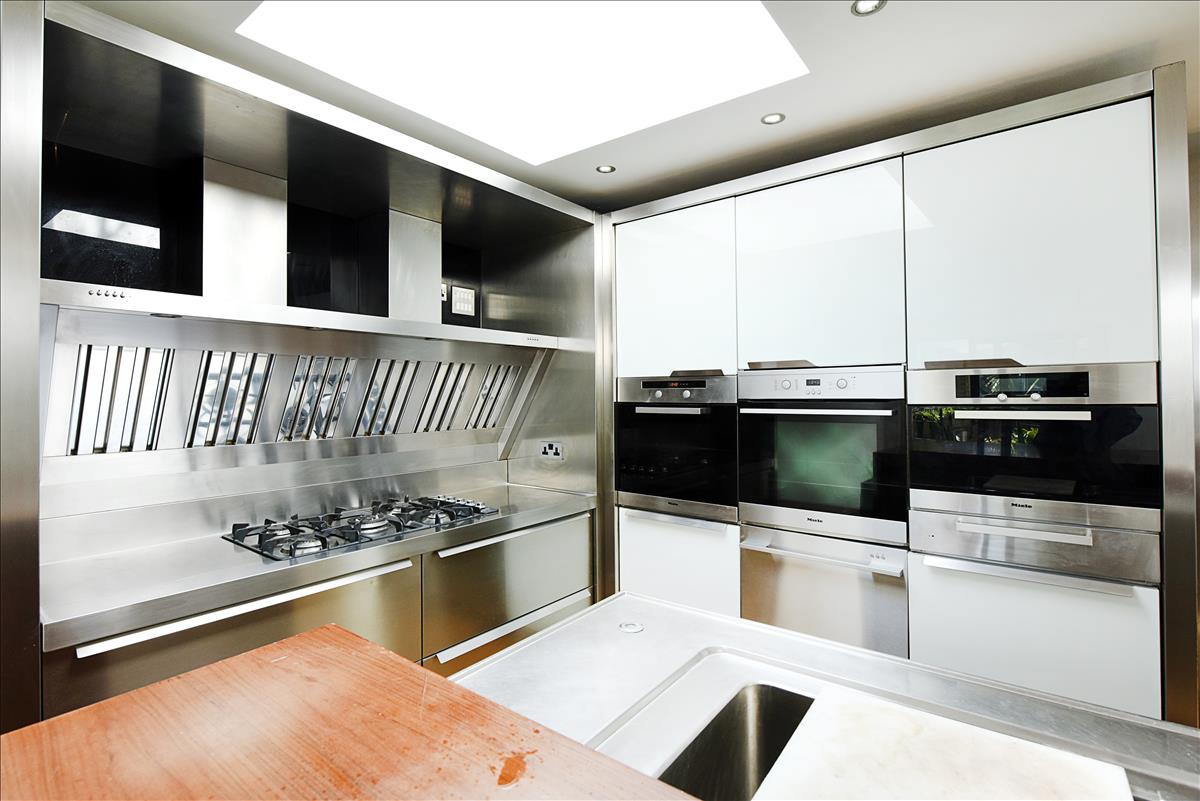 Architecturally designed 4 bedroom house for let in De Beauvoir