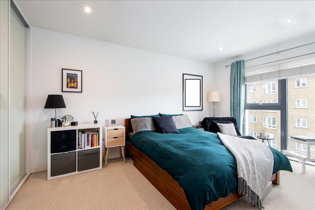 Four bedroom two bathroom house with garden for rent in Richmond Road  London Fields