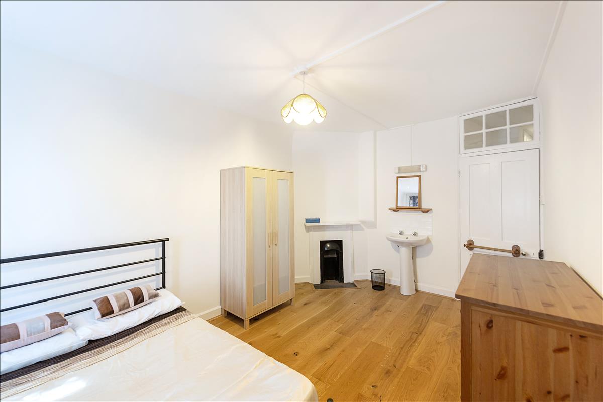 2-bedroom flat for sale in Queen Alexandra Mansions, WC1H. Principal bedroom