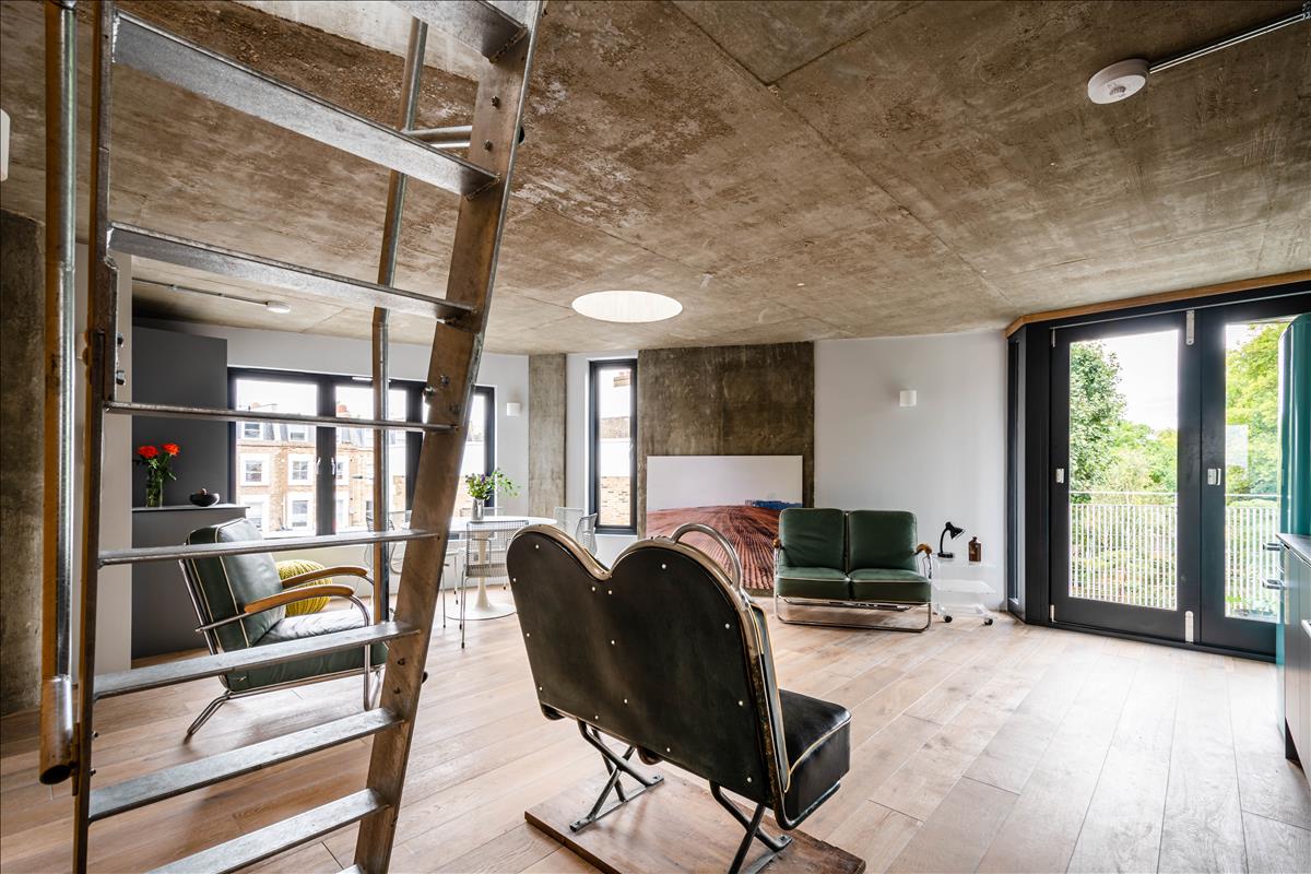 Three bedroom architecturally finished triplex in London Fields for let e8