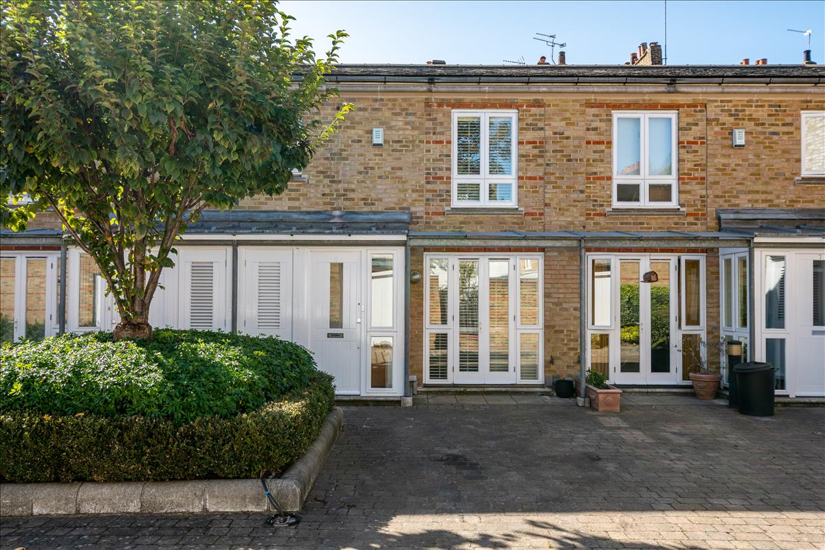 immaculate mews house for rent in Barnsbury N1