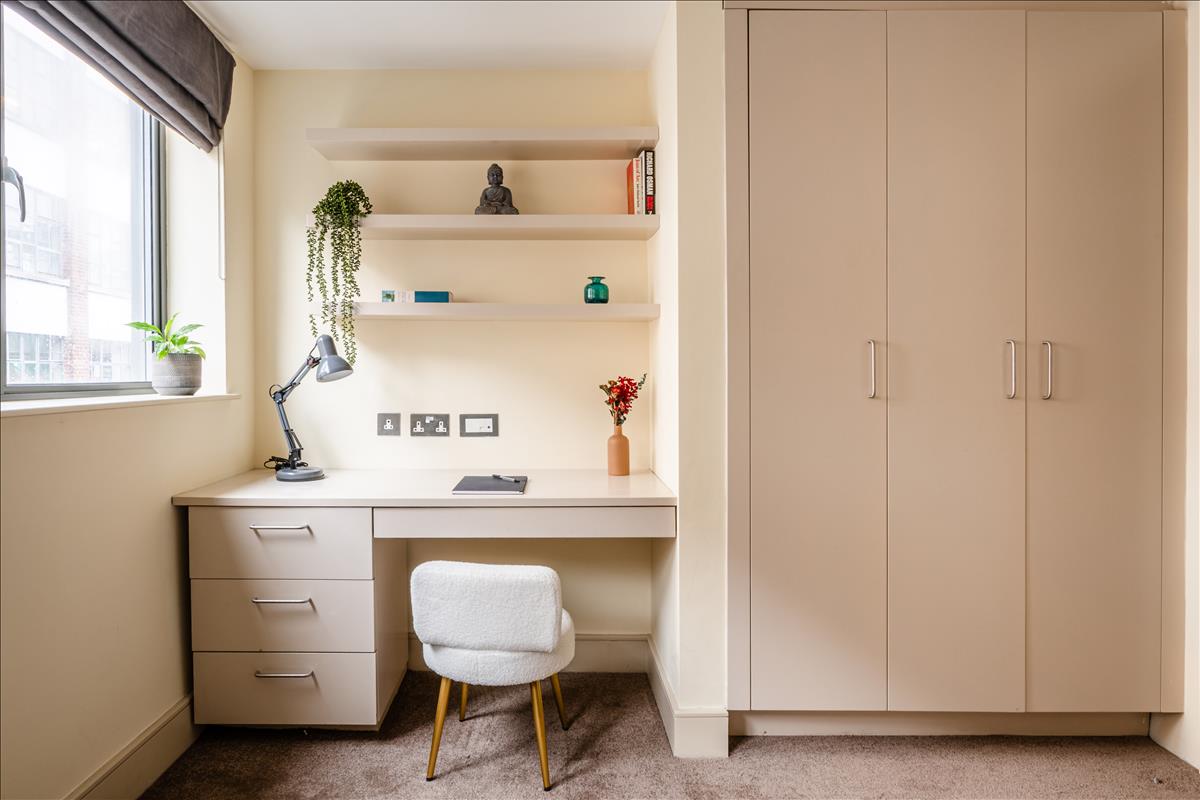 Split-level penthouse for sale, Boundary Street, Shoreditch, E2. Bedroom 3 desk