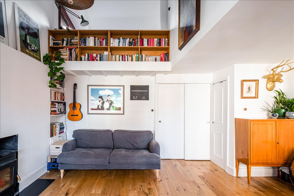 Top floor period apartment for sale in WC1