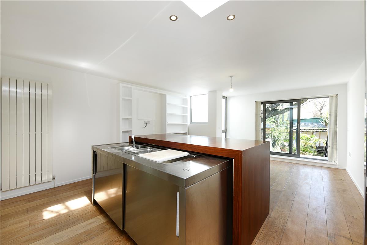 Architecturally designed 4 bedroom house for let in De Beauvoir