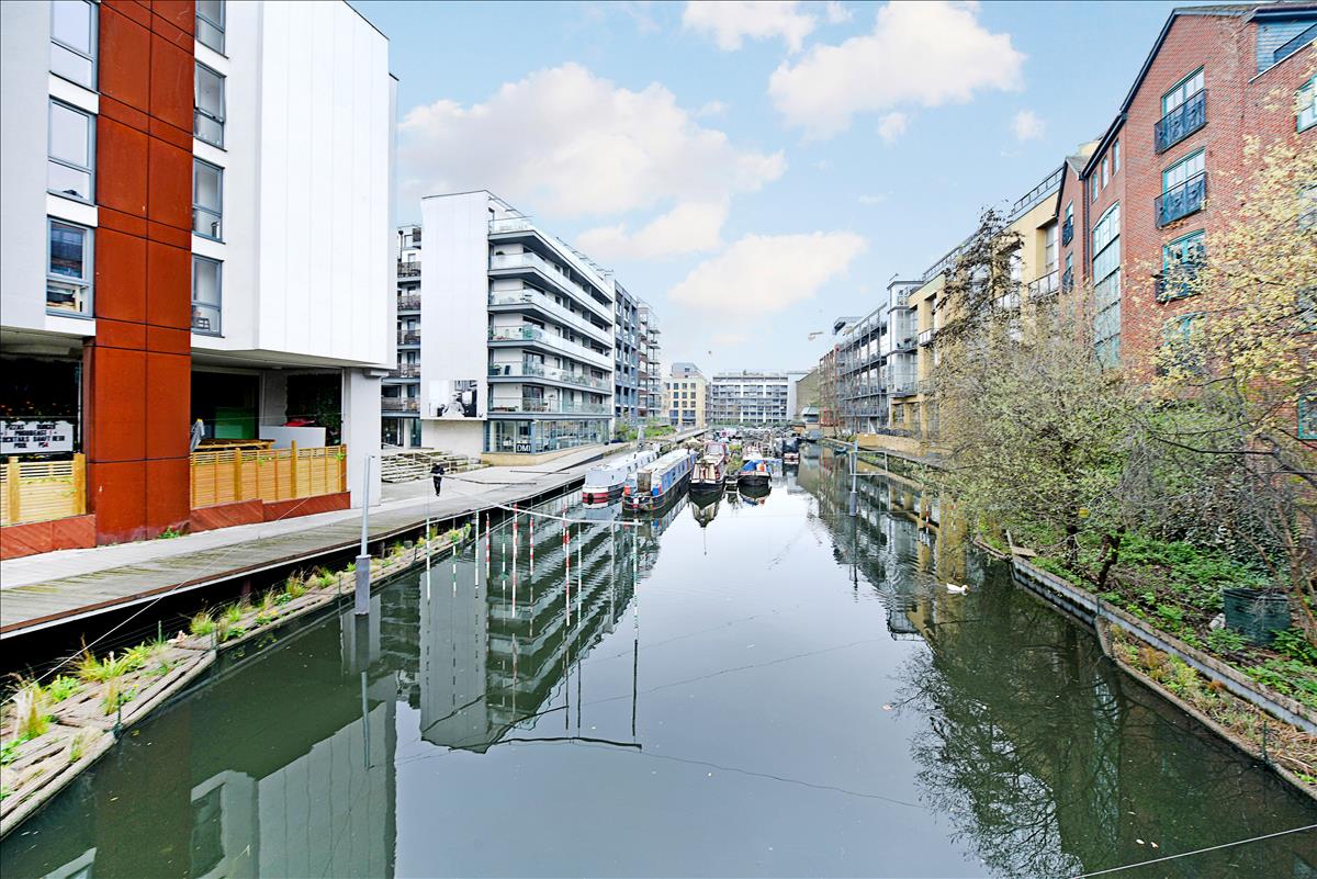 top floor one bed new build canal-side apartment for rent in De Beauvoir