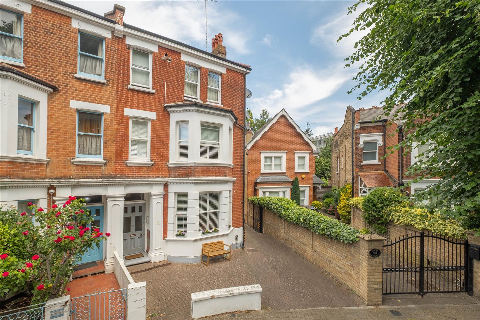 Property Image b55306e6-efce-42d3-8c23-8537fd519c69