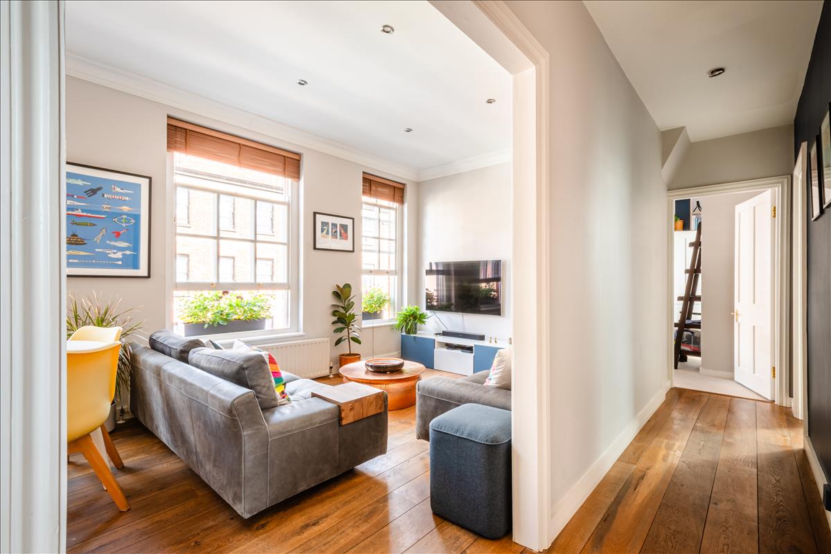 Two -bedroom, two-bathroom flat for sale, Marchmont Street, Bloomsbury, WC1N. Hallway