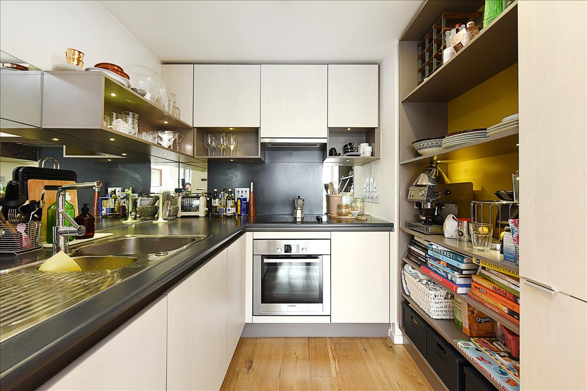 top floor one bed new build canal-side apartment for rent in De Beauvoir