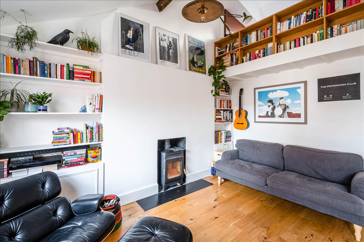 Top floor period apartment for sale in WC1