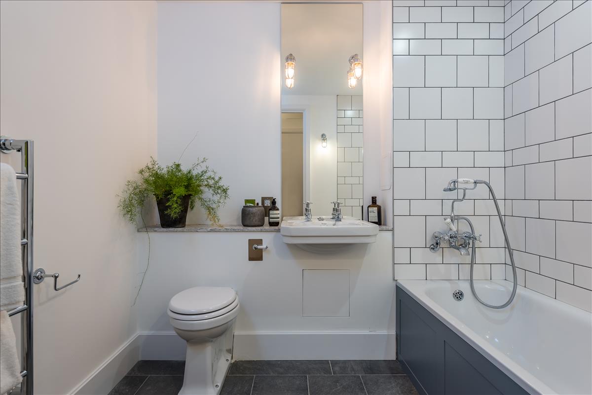 Two bed two bath new build apartment available for long let in the Fisheries E8