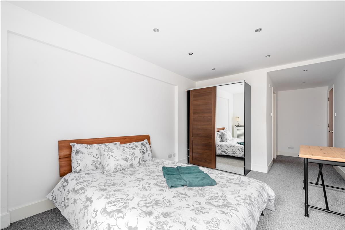 Ensuite Master Bedroom - An exceptional three-bedroom, two-bathroom split-level apartment, ideally situated in the heart of London’s renowned jewellery quarter, Hatton Garden.