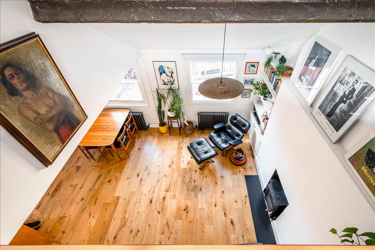 Top floor period apartment for sale in WC1