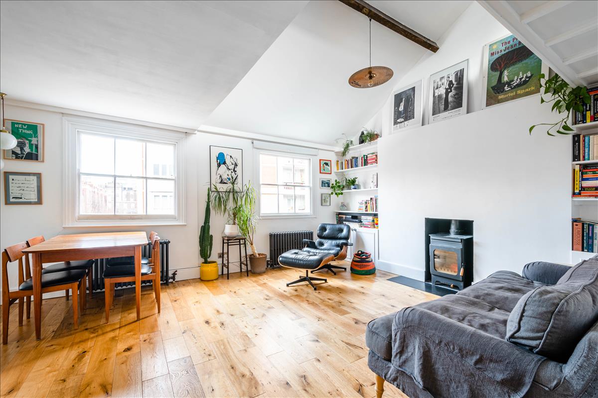 Top floor period apartment for sale in WC1