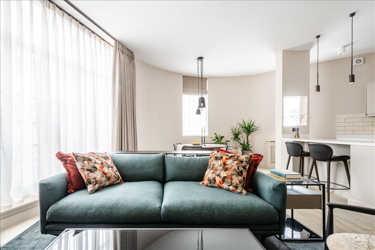 Newly refurbished two bedroom high end apartment for let in the exchange building Spitalfields E1