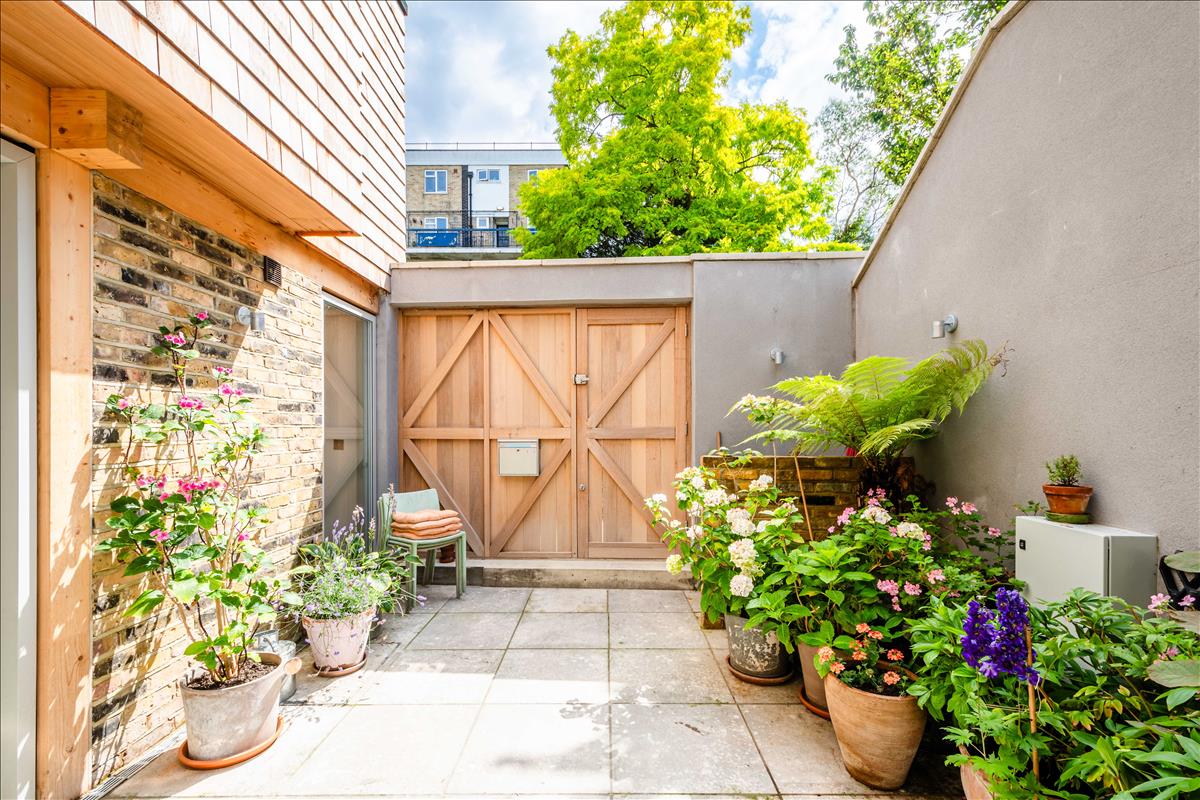 Three bedroom freehold modern house for sale in London Fields, Hackney, London, E8
