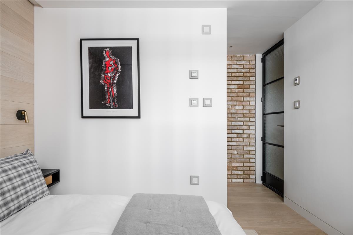 Three bed mews house development with architecturally designed interiors for rent e2