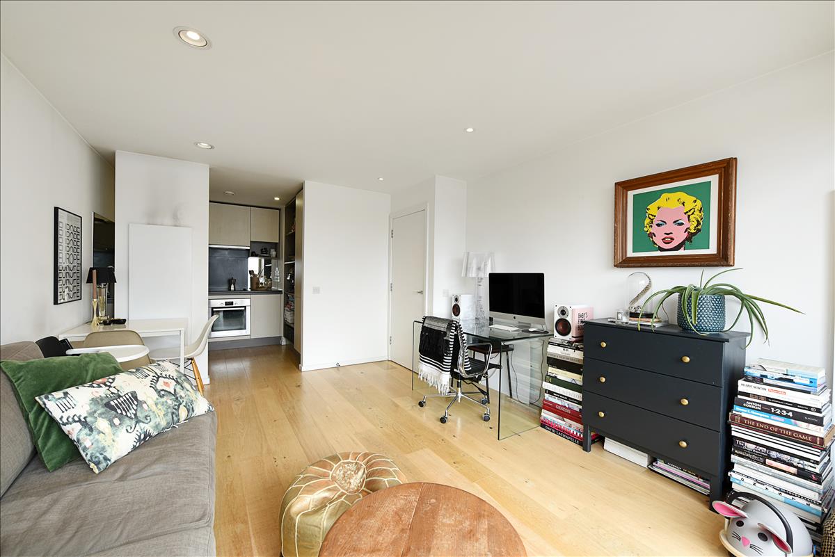 top floor one bed new build canal-side apartment for rent in De Beauvoir