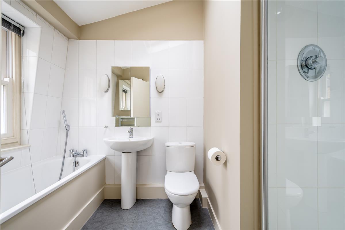 Stunning two bed georgian townhouse for rent in Barnsbury N1