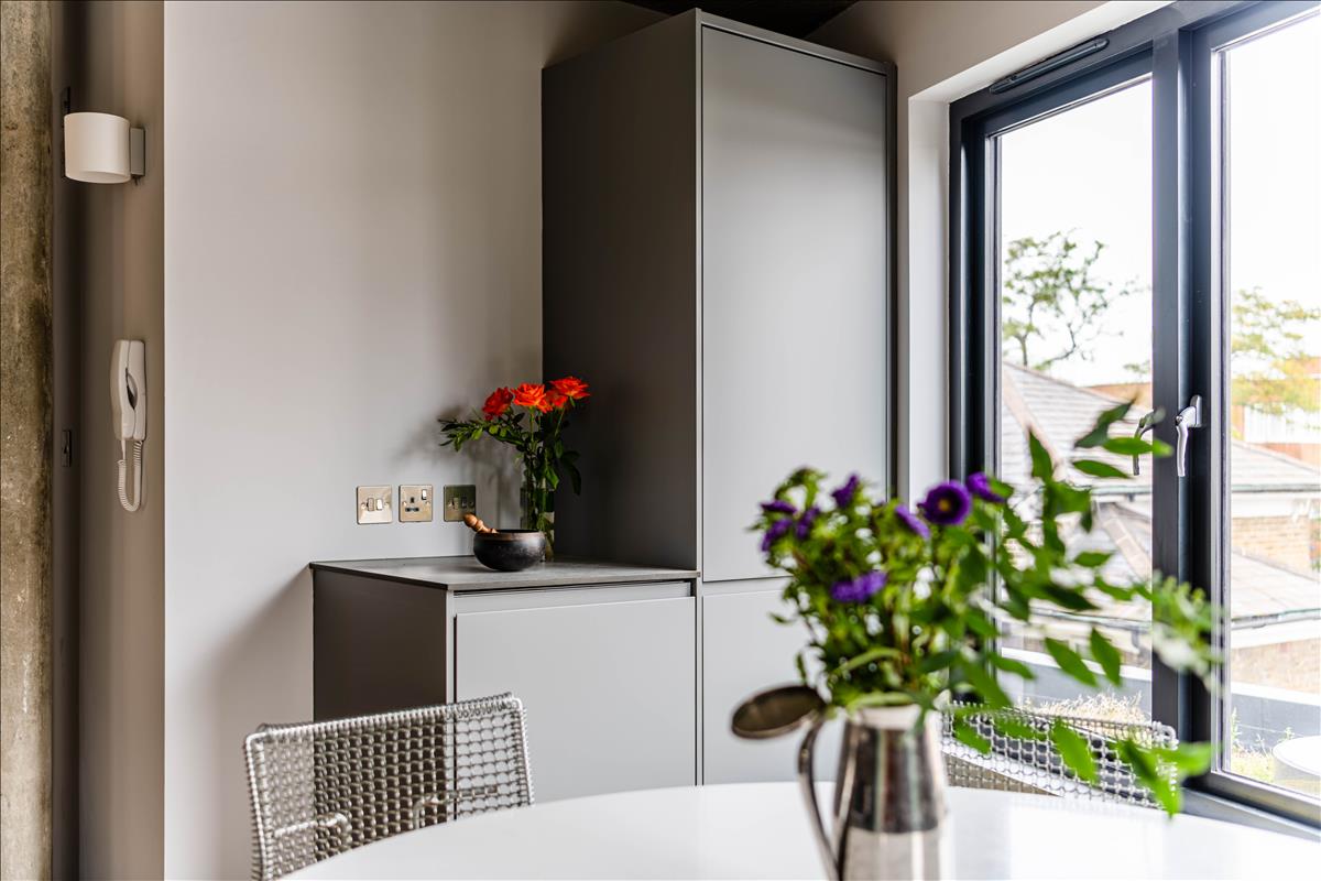 Three bedroom architecturally finished triplex in London Fields for let e8