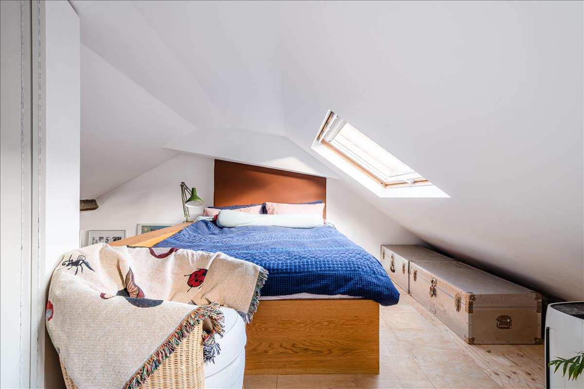 Top floor period apartment for sale in WC1