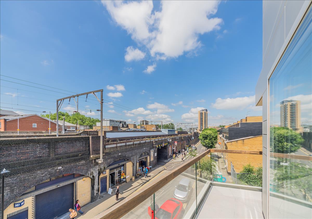 New build apartment London Fields wraparound balcony