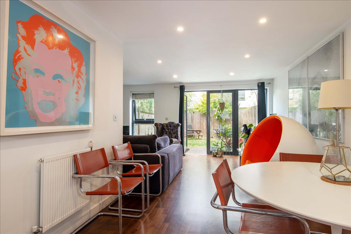Four bedroom two bathroom house with garden for rent in Richmond Road  London Fields