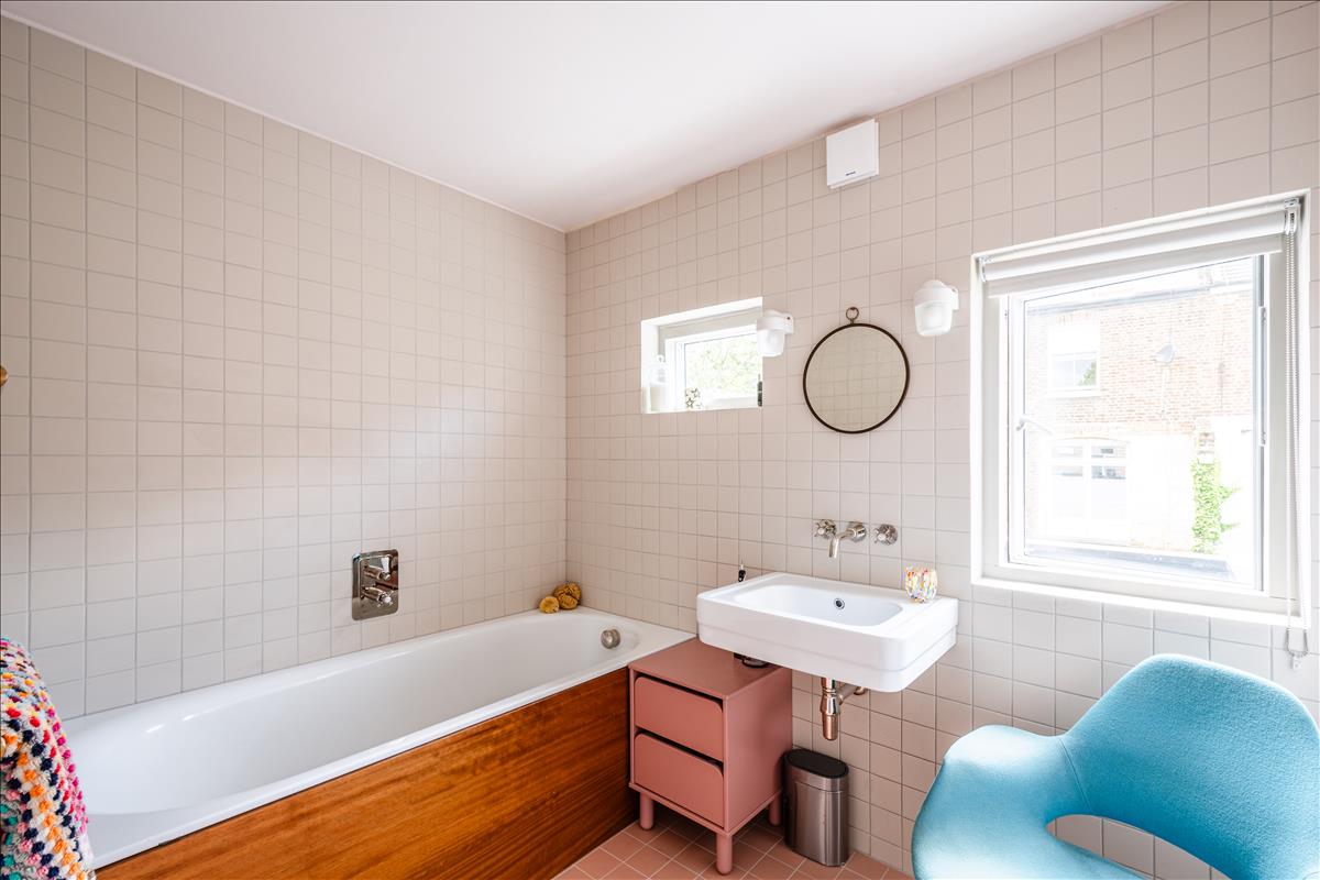 Three bedroom freehold modern house for sale in London Fields, Hackney, London, E8