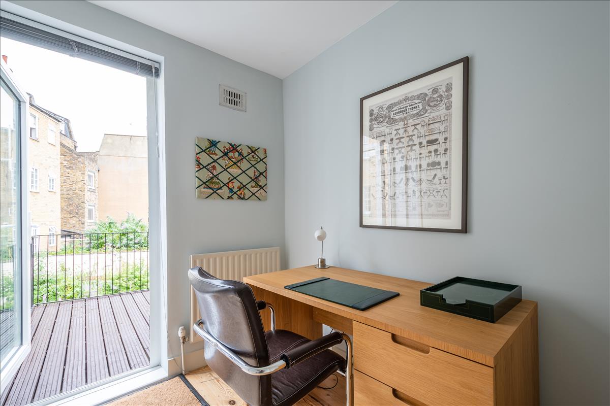 Stunning two bed georgian townhouse for rent in Barnsbury N1