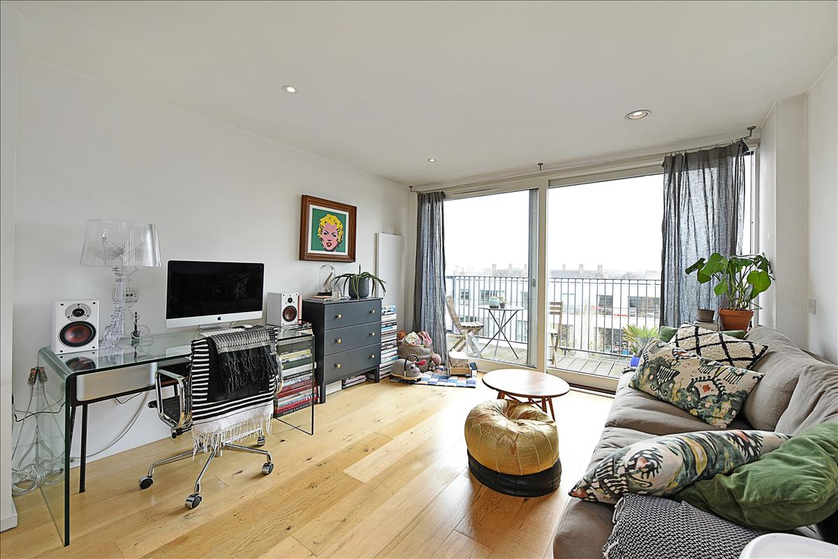 top floor one bed new build canal-side apartment for rent in De Beauvoir