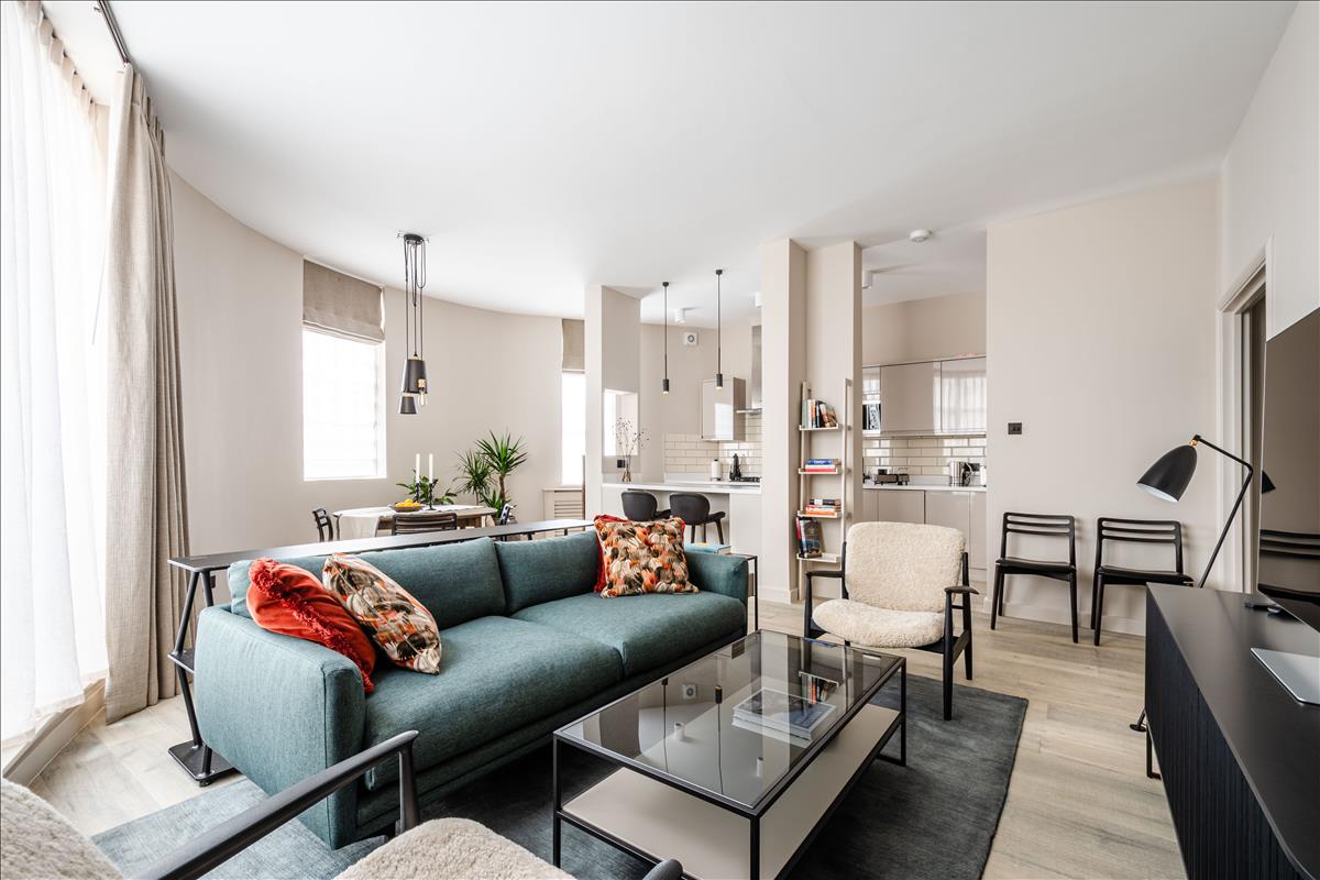Newly refurbished two bedroom high end apartment for let in the exchange building Spitalfields E1