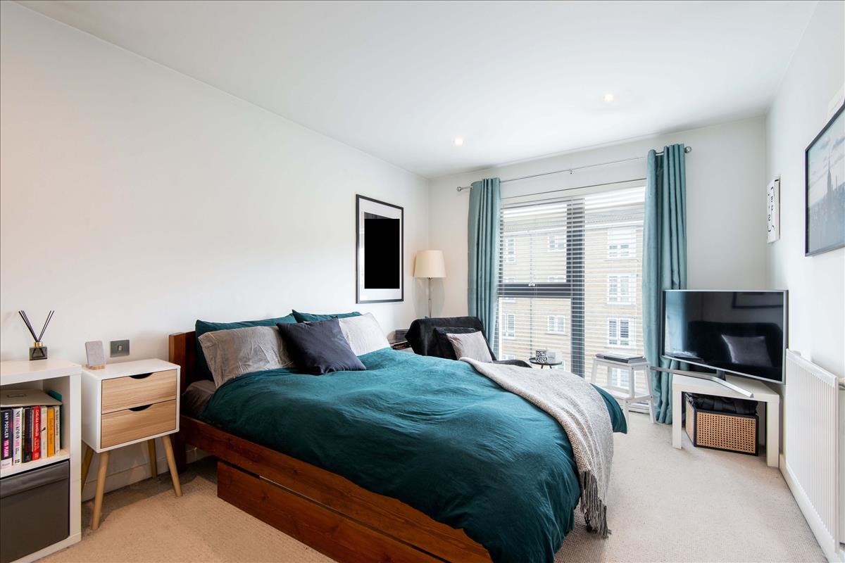 Four bedroom two bathroom house with garden for rent in Richmond Road  London Fields