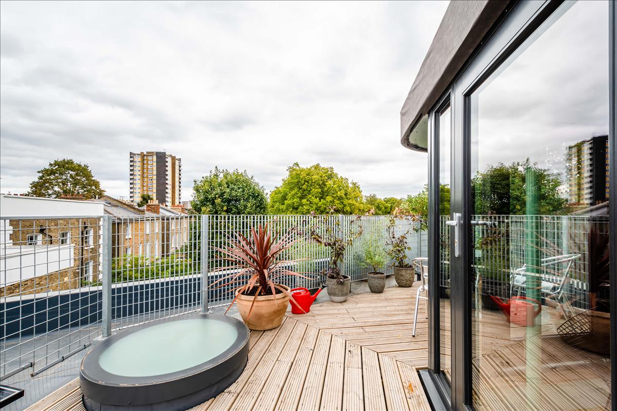 Three bedroom architecturally finished triplex in London Fields for sale e8