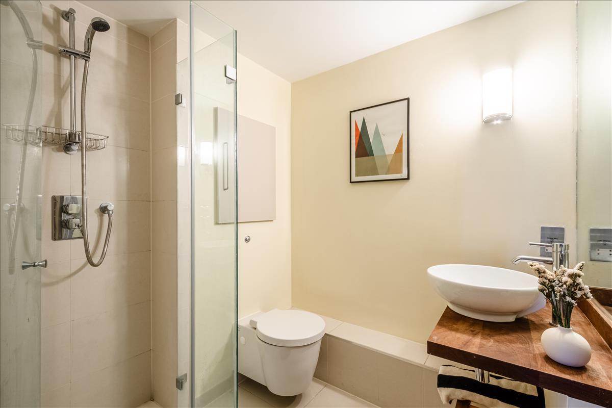 Split-level penthouse for sale, Boundary Street, Shoreditch, E2. Family bathroom