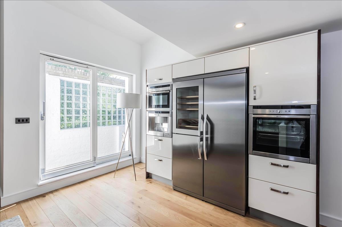 deluxe four bed gated mews house for rent in the heart of de beauvoir