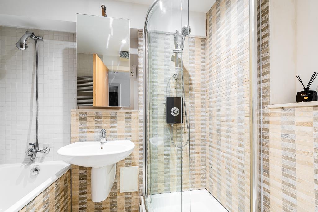 Three bedroom two bathroom split level apartment for rent in the heart of Hatton Garden EC1