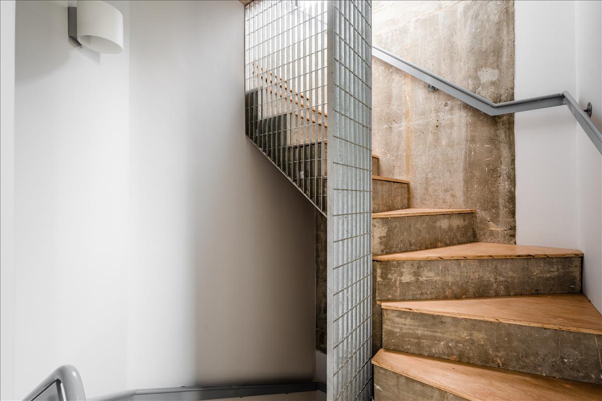 Three bedroom architecturally finished triplex in London Fields for sale e8