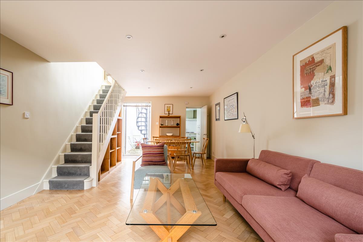 Stunning two bed georgian townhouse for rent in Barnsbury N1