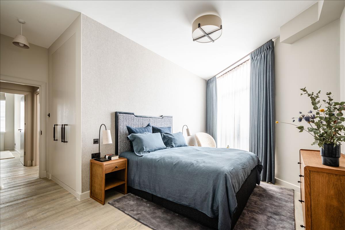 Newly refurbished two bedroom high end apartment for let in the exchange building Spitalfields E1