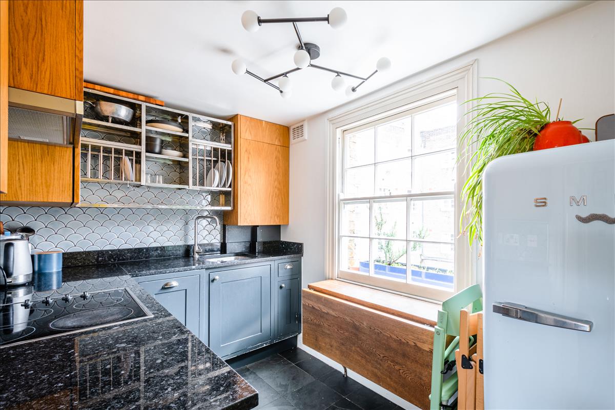 Top floor period apartment for sale in WC1