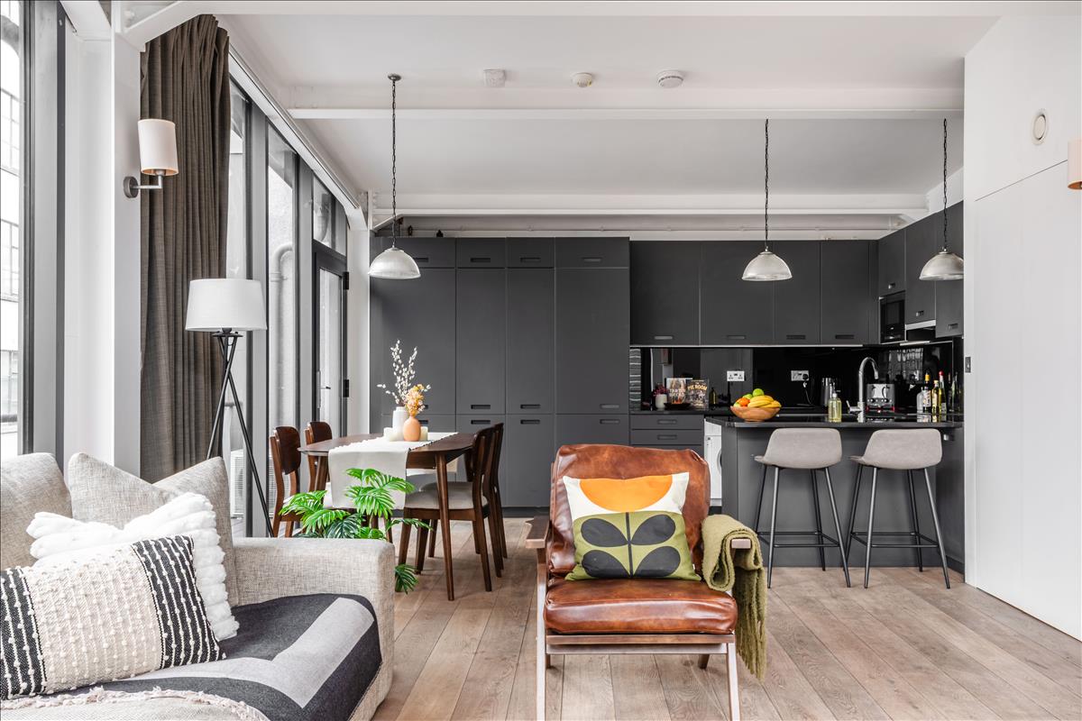 Split-level penthouse for sale, Boundary Street, Shoreditch, E2. Seating