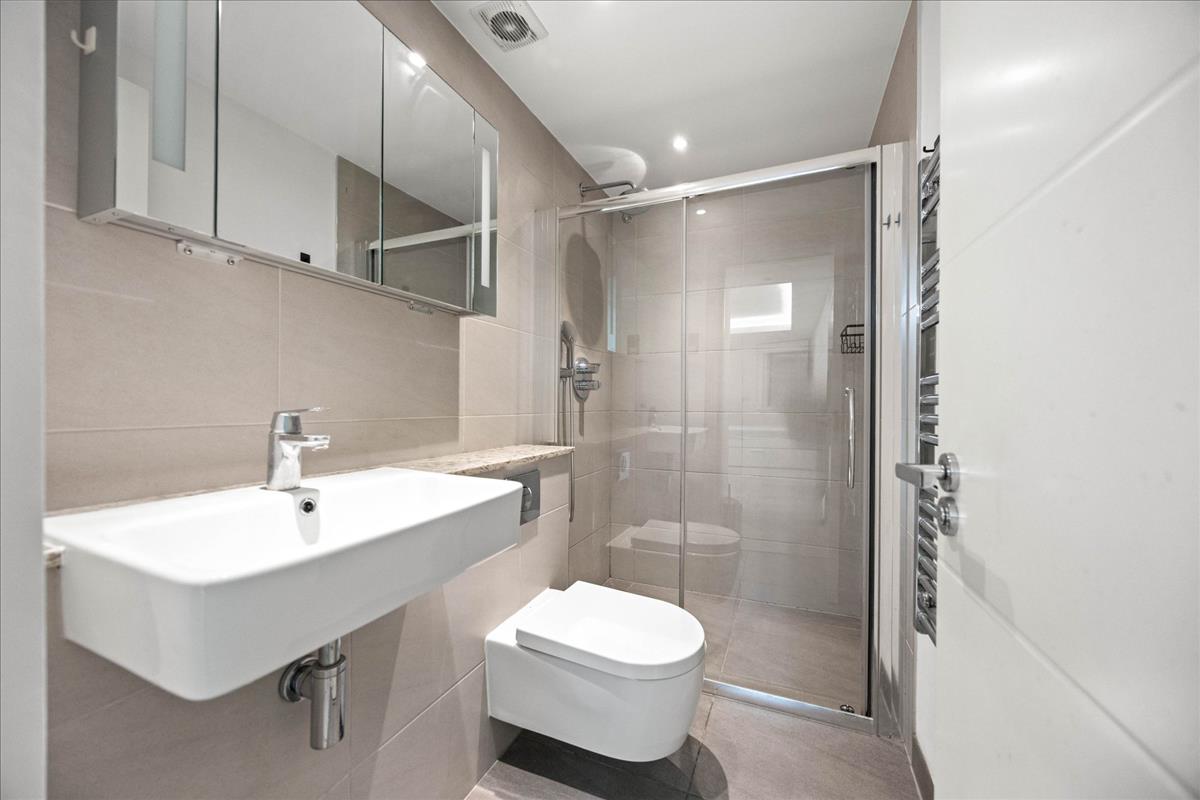 Property Image e0124f2a-3b4d-44ad-9de4-4bcad3085e70