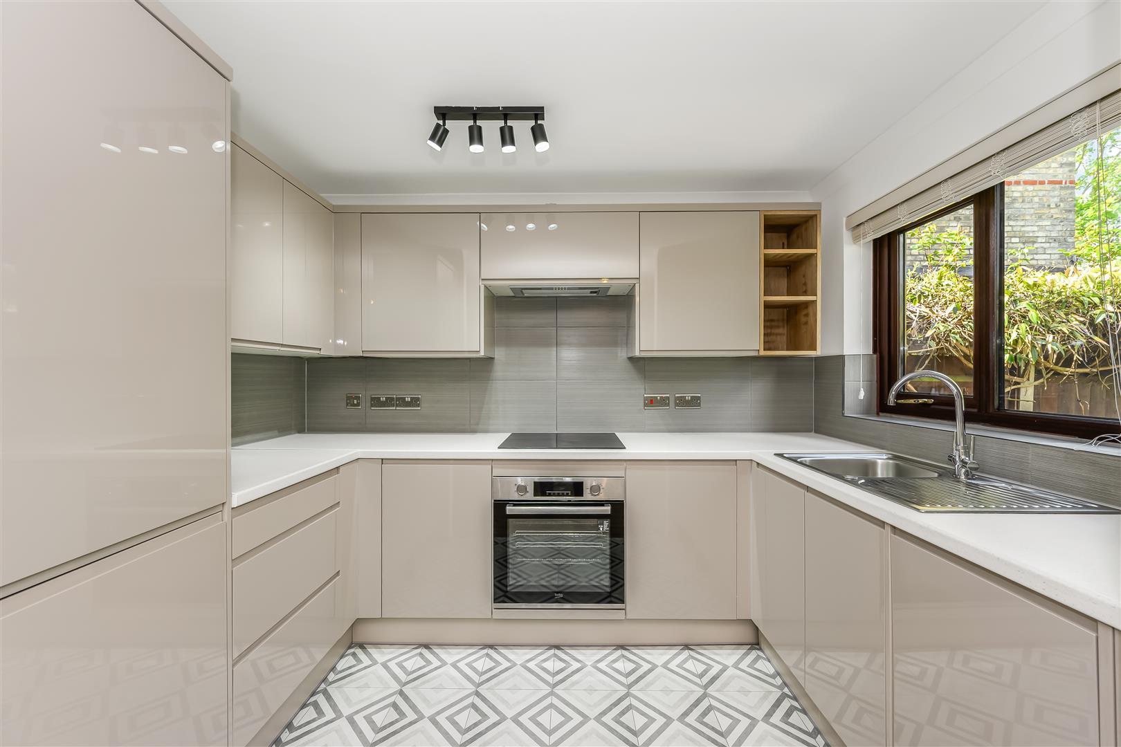Property Image e19f2873-374e-4632-88be-5408b0992cd0