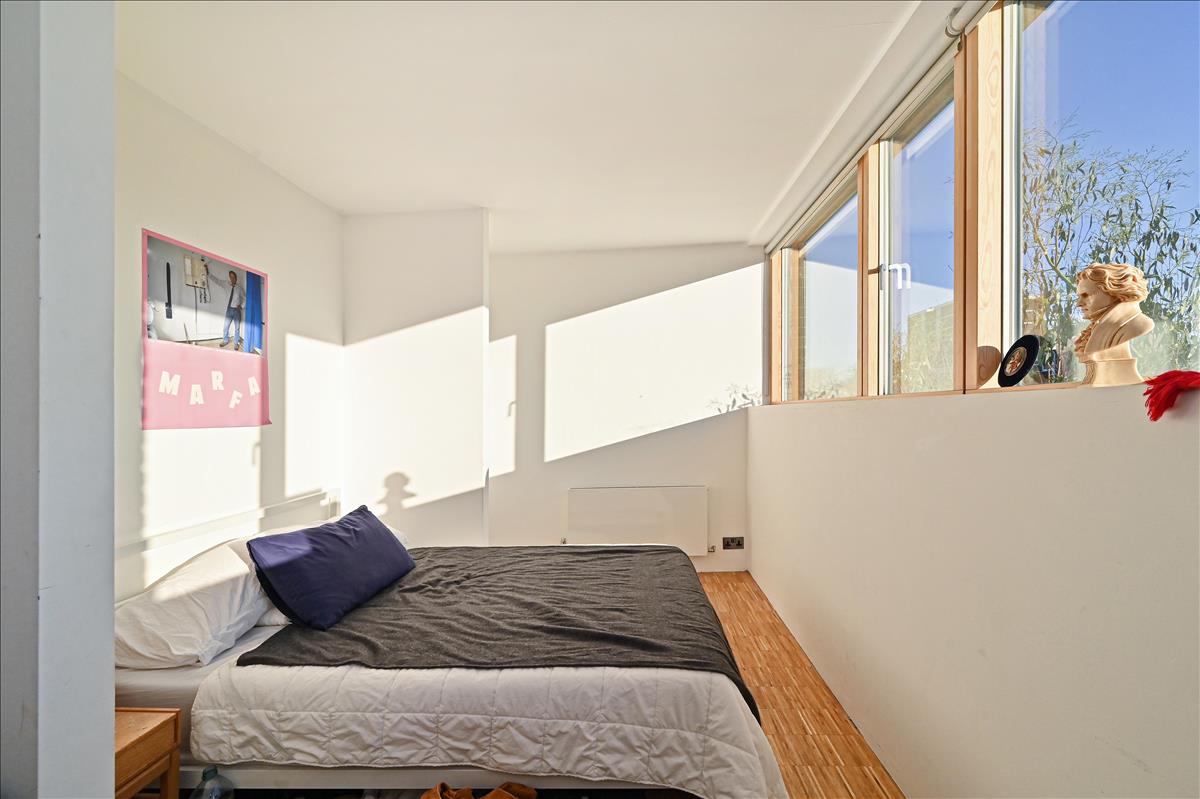 incredible four bedroom townhouse with garden available for long let in london fields e8