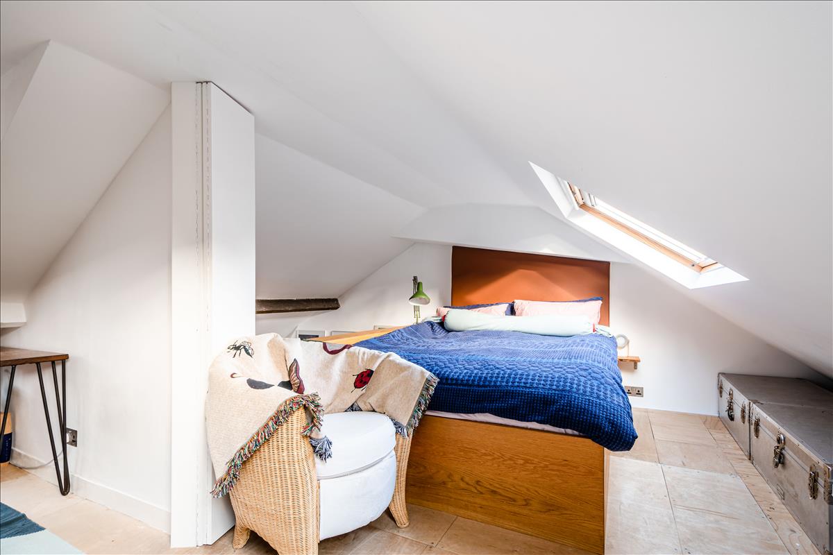 Top floor period apartment for sale in WC1