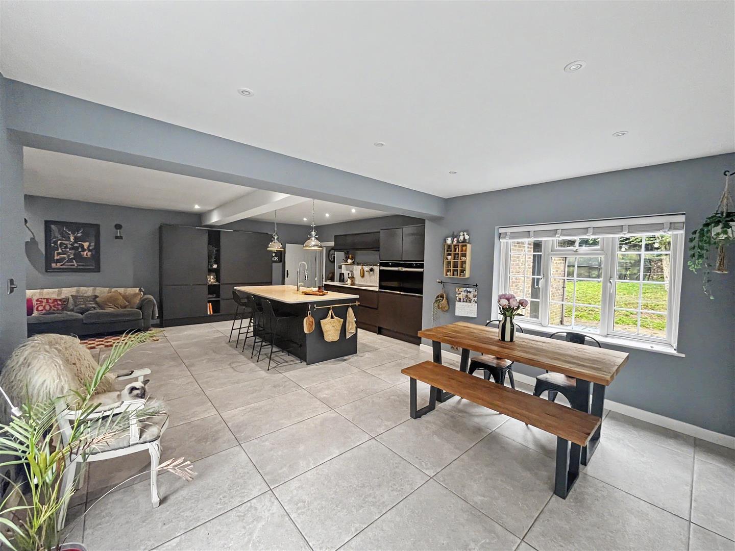 Property Image e87005ce-aaf6-46ef-812b-7185c6465f04