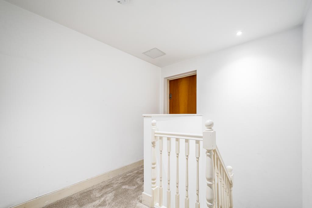 Three bedroom two bathroom split level apartment for rent in the heart of Hatton Garden EC1