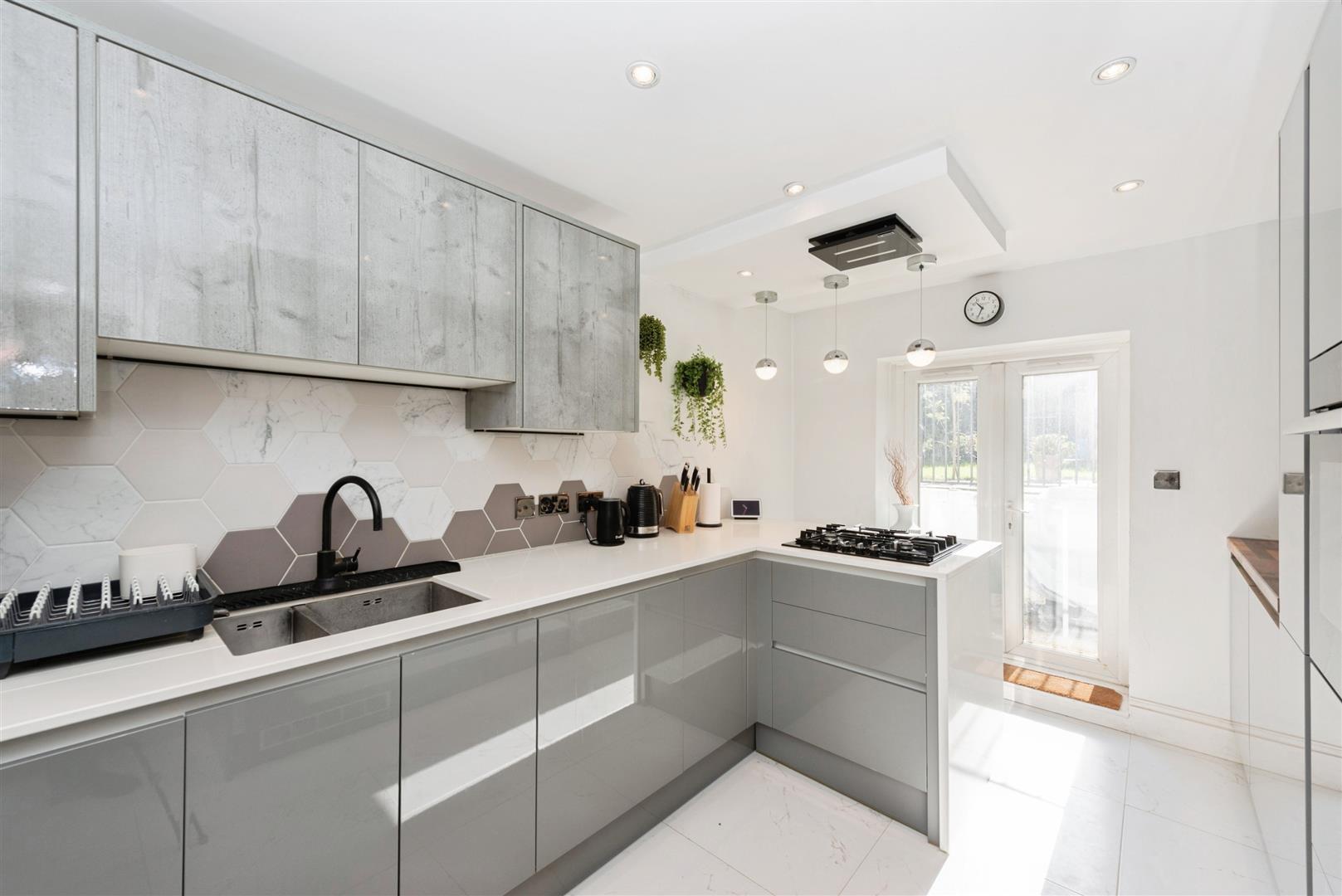 Property Image e967a630-30b9-4609-8846-488685a8bdfe